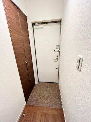 玄関　画像は別号室。ご参考にどうぞ