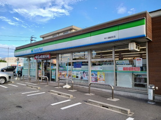 コンビニ　ファミリーマート（コンビニ）まで450m