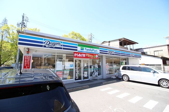 コンビニ　ファミリーマート（コンビニ）まで140m
