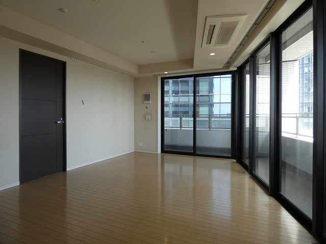 コンシェリア西新宿TOWERS WESTの居間写真