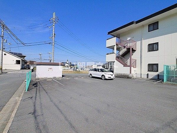 【桜井市大字外山のマンションの駐車場】