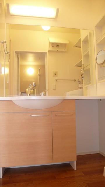 洗面設備　鏡の大きいカウンタータイプの洗髪洗面化粧台