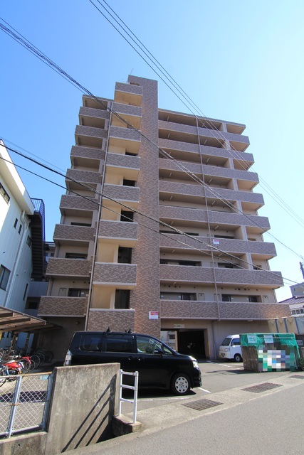 松山市保免中のマンションの建物外観