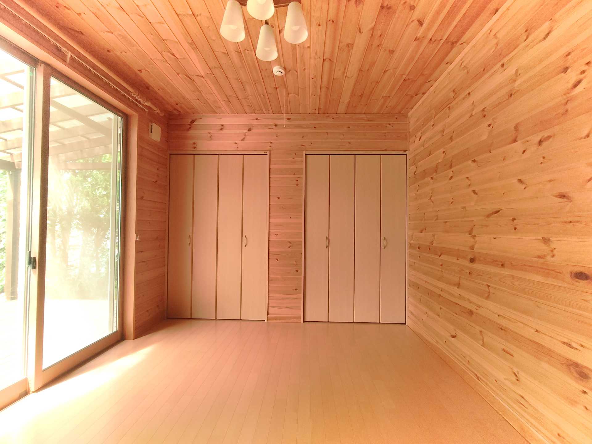 その他部屋・スペース　リビング横の洋室です。クローゼットが付いています