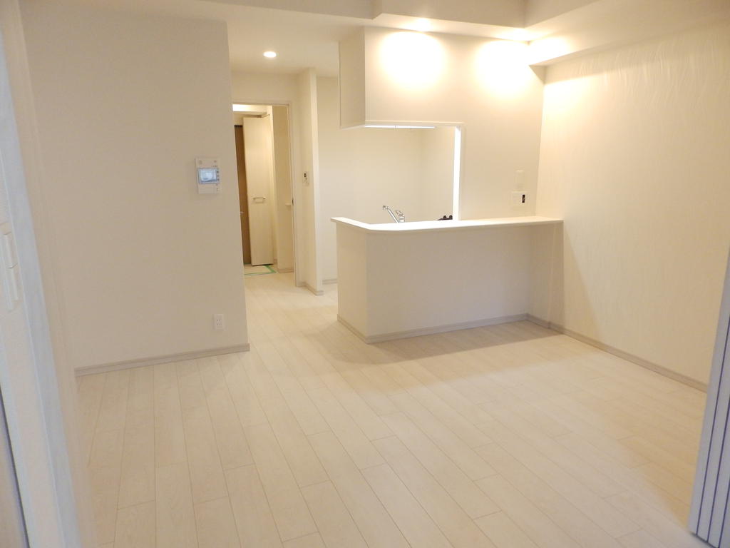 居室・リビング　清潔感あるフローリング