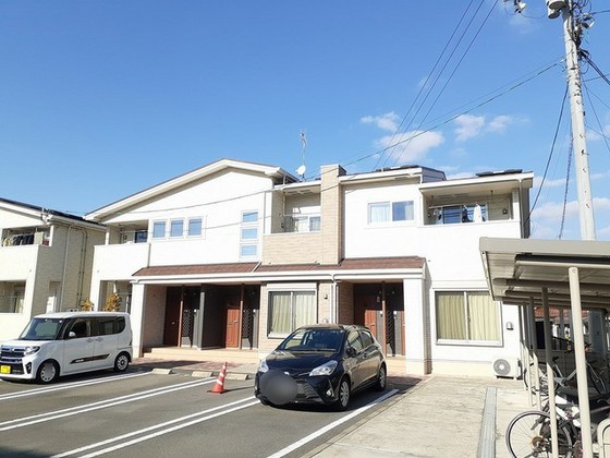 東広島市西条町下見のアパートの建物外観