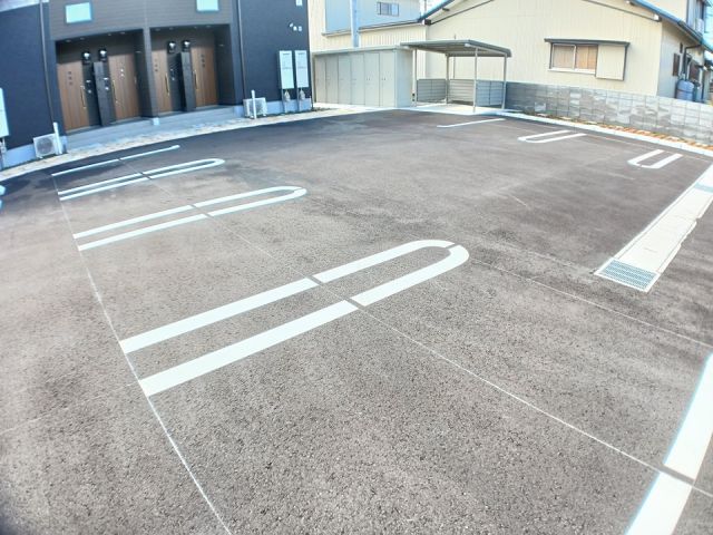 【大垣市河間町のアパートの駐車場】