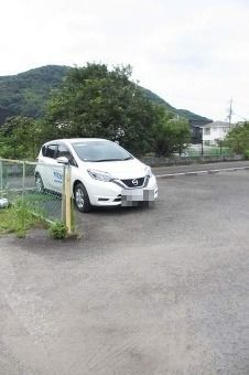 【海南市岡田のマンションの駐車場】