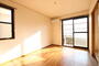 居室・リビング　南側洋室６帖（エアコン完備）
