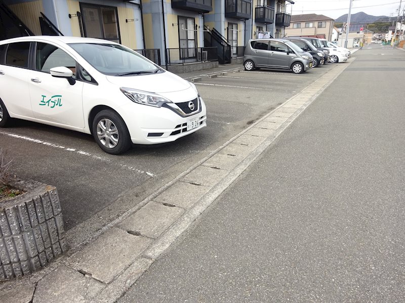 【リヴェール磯浜 A棟の駐車場】