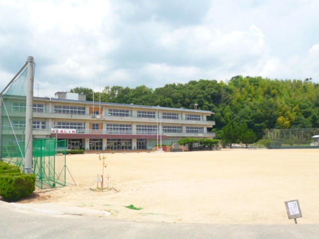 【リヴェール磯浜 A棟の中学校】