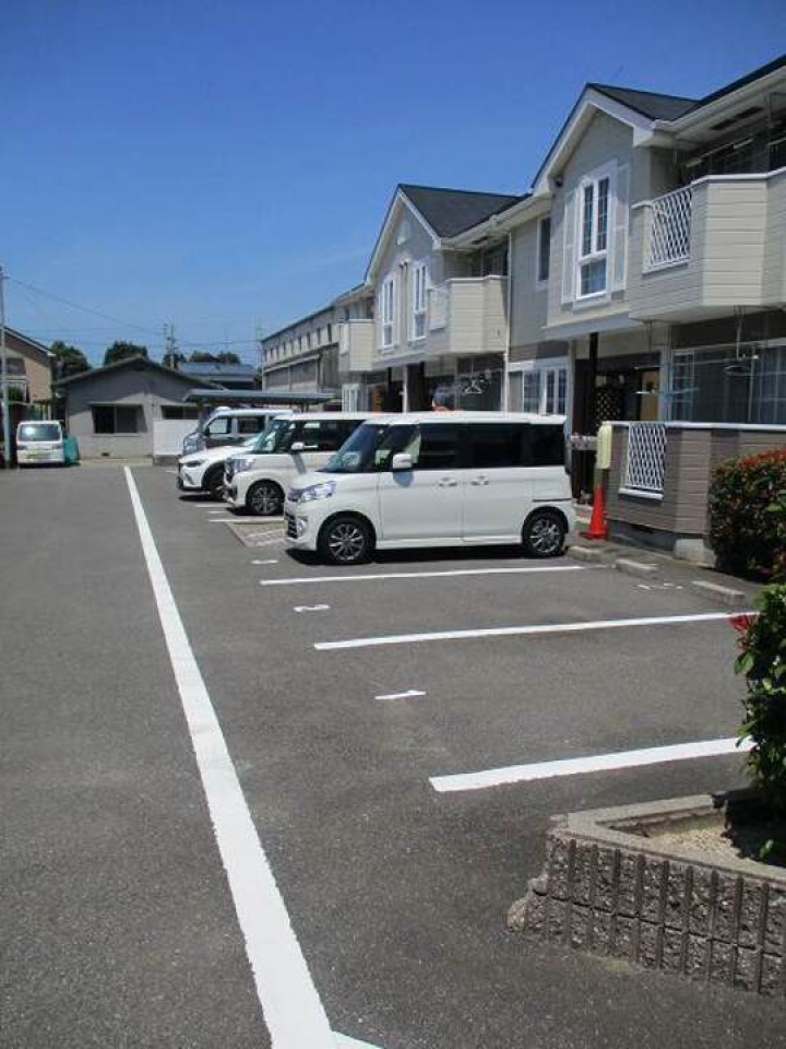 【松山市北吉田町のアパートの駐車場】