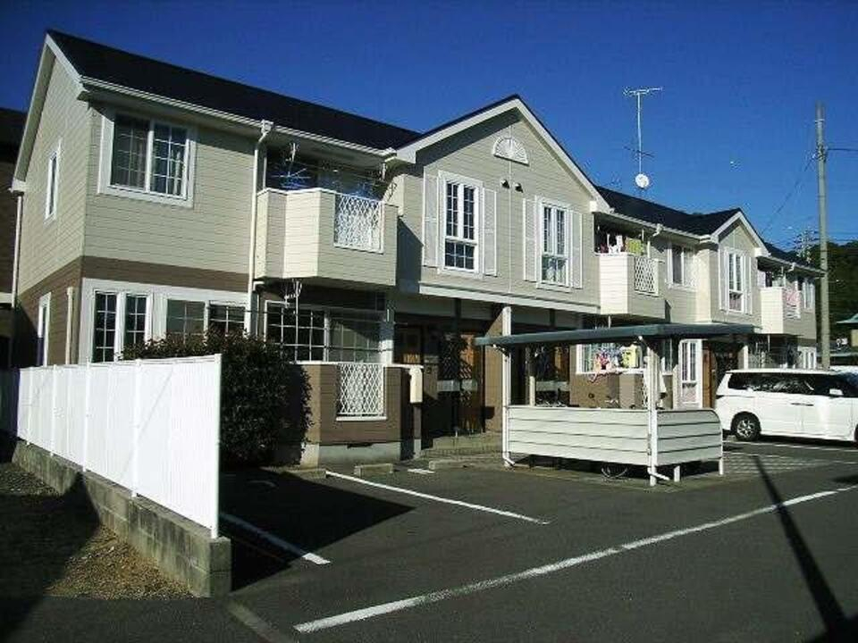 【松山市北吉田町のアパートの建物外観】