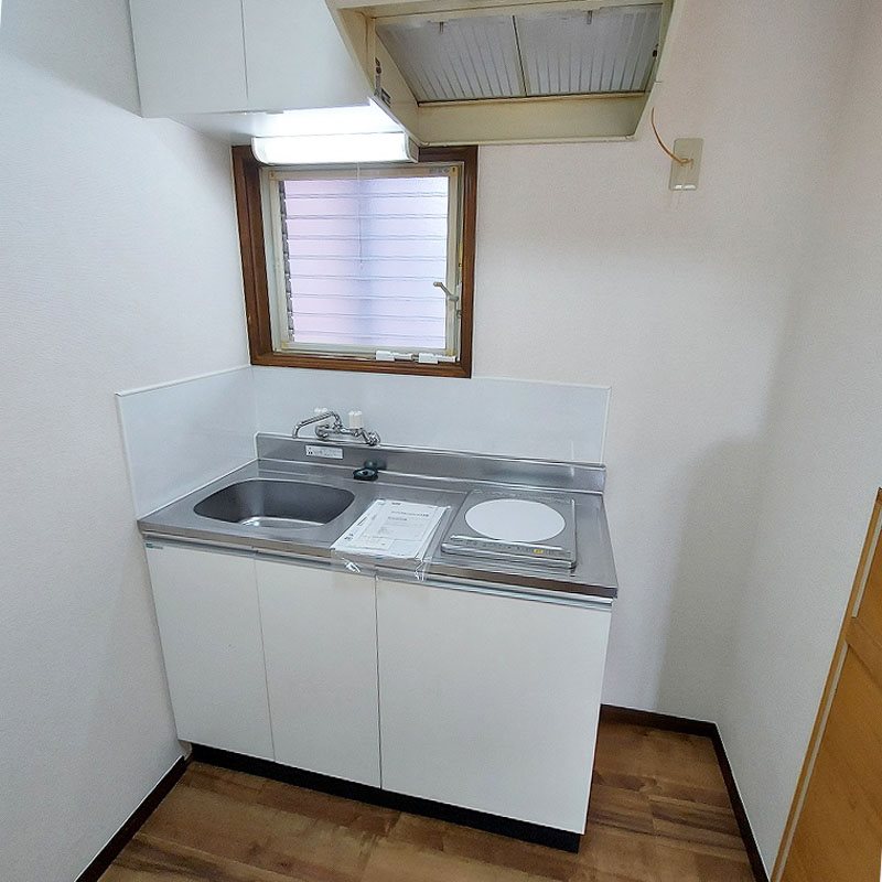 キッチン　Ｋ２.５帖　ミニキッチン前窓ありで採光＆通風が取れます　ＩＨ