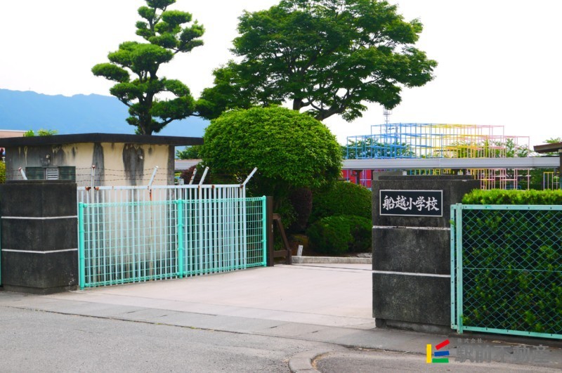 【久留米市田主丸町森部のアパートの小学校】