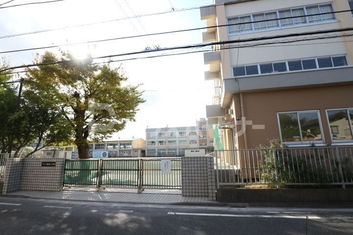 【シャン・ド・フルールの小学校】