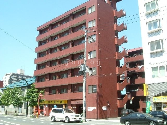 札幌市中央区南九条西のマンションの建物外観