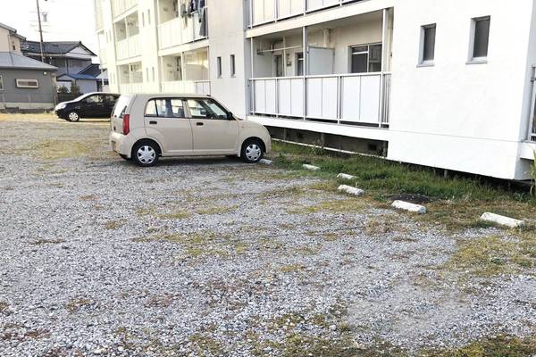 【ビレッジハウス上野部2号棟の駐車場】