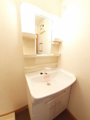 洗面設備　明るい洗面所です