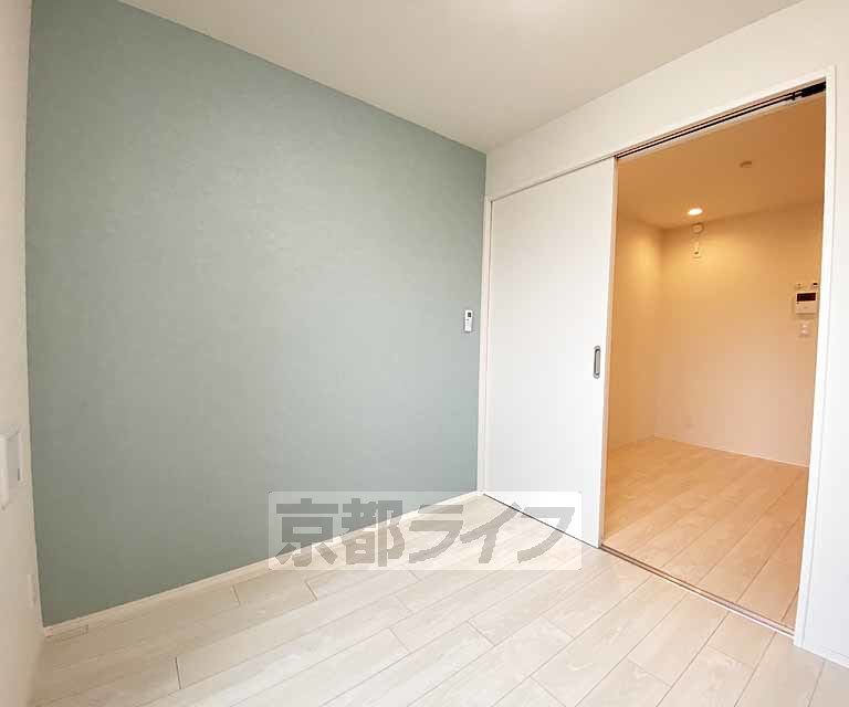 居室・リビング　淡い色合いのアクセントクロスが魅力