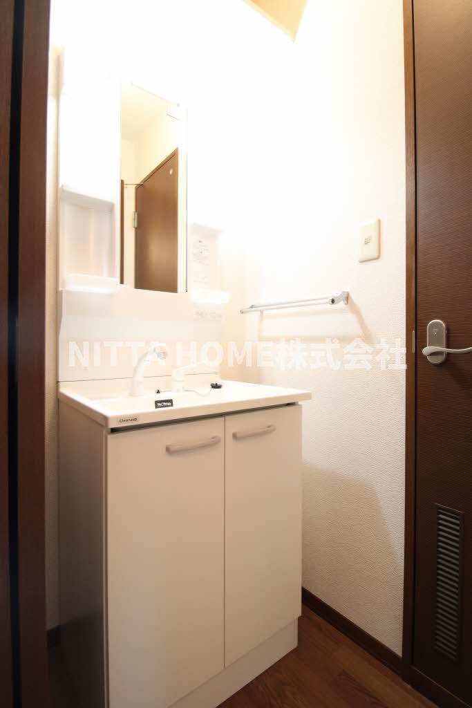 洗面設備　シャワー付きの洗面台朝の準備も楽々です★