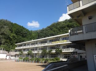 小学校　朝来市立枚田小学校（小学校）まで932m