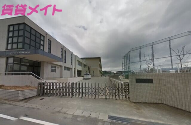 小学校　伊勢市立有緝小学校（小学校）まで963m