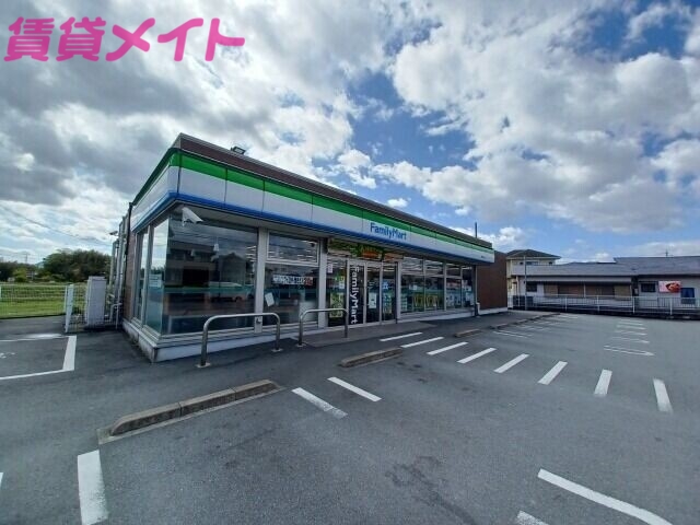 コンビニ　ファミリーマート伊勢神久店（コンビニ）まで550m