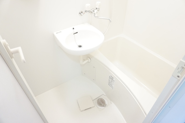 バス・シャワールーム　洗面ボウルのあるバスルーム☆