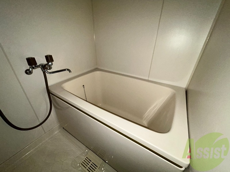 バス・シャワールーム　お風呂はゆったりと入るには充分な広さです。