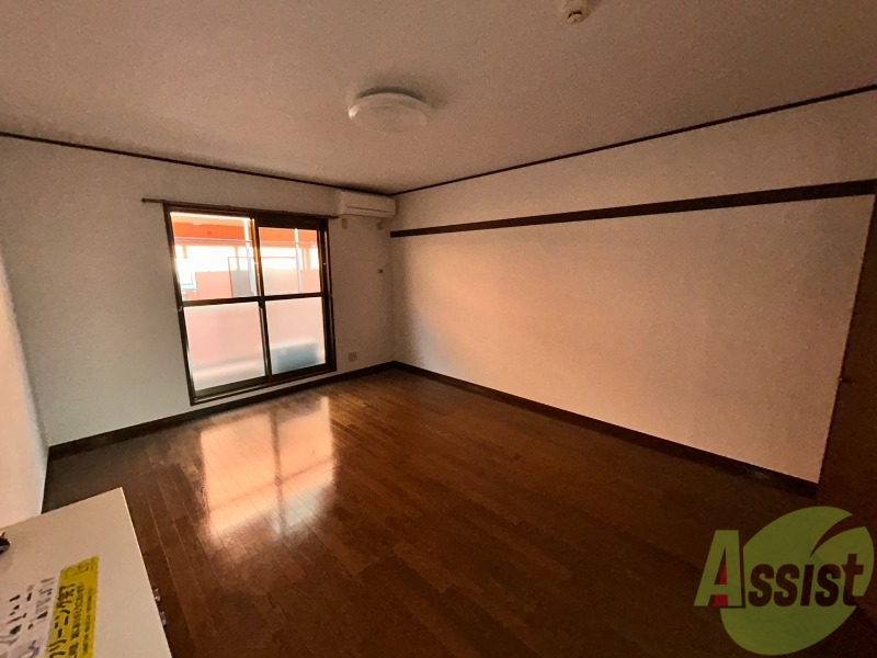 居室・リビング　６帖のリビングは広々として開放感があります。