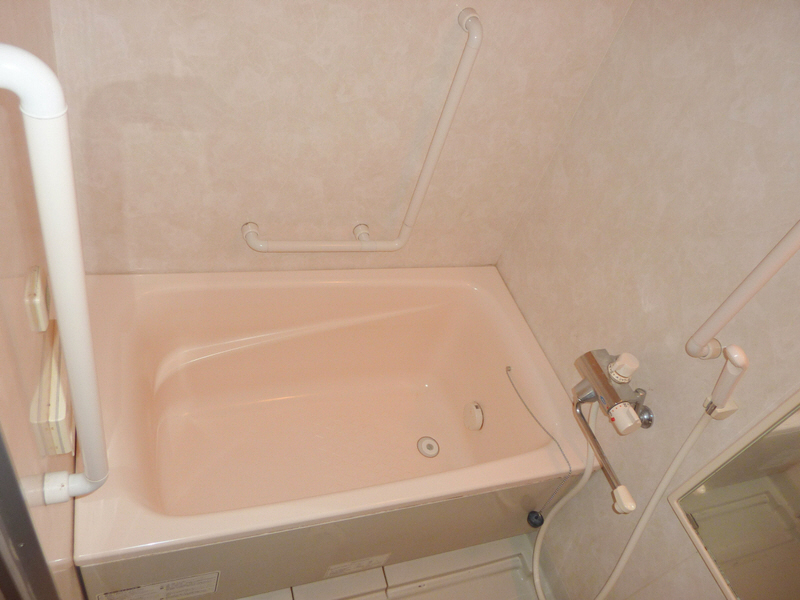 バス・シャワールーム　手すりも付いていて高齢者の方も安心です♪