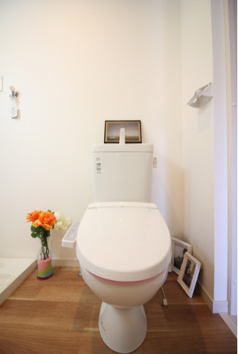 トイレ　落ち着いた色調のトイレです