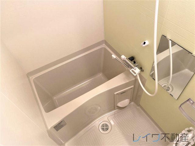 バス・シャワールーム　こちらのリビングで趣味の時間をお楽しみください