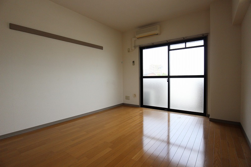 居室・リビング　落ち着いた色合いのフローリングです。