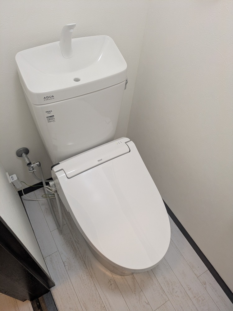 トイレ　スマートに快適な生活を実現するシャワートイレ付。