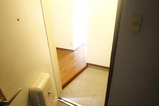 玄関　※別号室の写真です