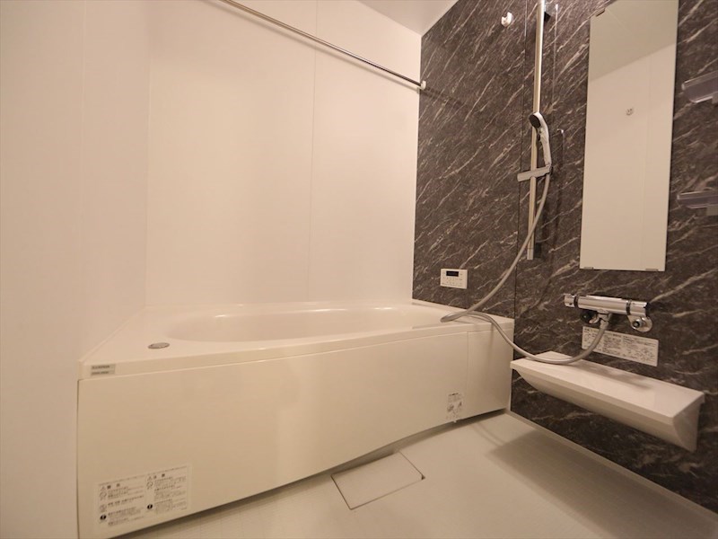 バス・シャワールーム　浴室暖房乾燥機付　追い焚き・オートバス機能付お風呂