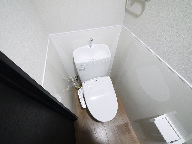トイレ　落ち着いた色調のトイレです