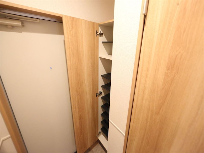 玄関　玄関　シューズボックス付