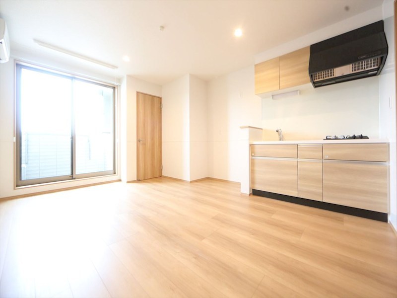 居室・リビング　ＬＤＫ10.7帖　システムキッチン　エアコン完備　バルコニー