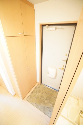玄関　※同物件・反転タイプの写真です。