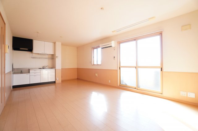 居室・リビング　※同物件・反転タイプの写真です。