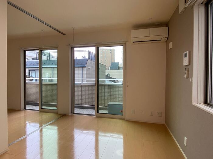 居室・リビング　☆明るい居間☆