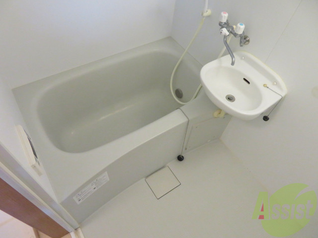 バス・シャワールーム　深さがある浴槽なので、湯船にゆっくり浸かるのもいいですね。