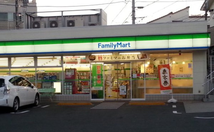 コンビニ　ファミリーマート（コンビニ）まで209m