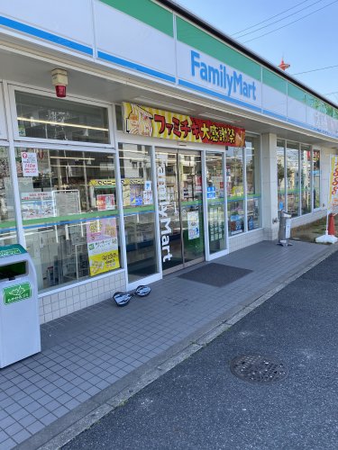 コンビニ　ファミリーマート 近鉄烏森駅前店（コンビニ）まで181m