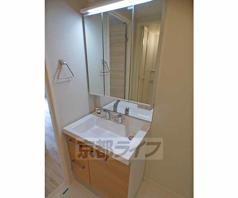 洗面設備　綺麗な洗面化粧台です。