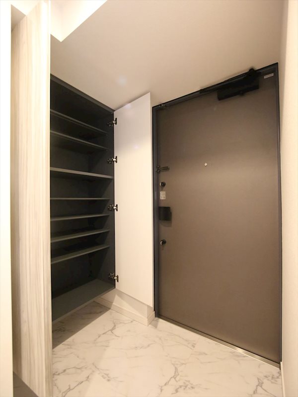 玄関　玄関　シューズクローク付（収納充実してます）