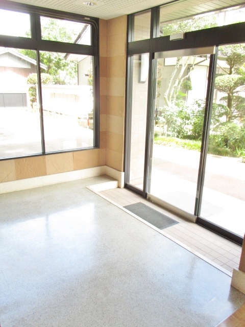 エントランス　★採光が取れ、清潔感のあるエントランス★